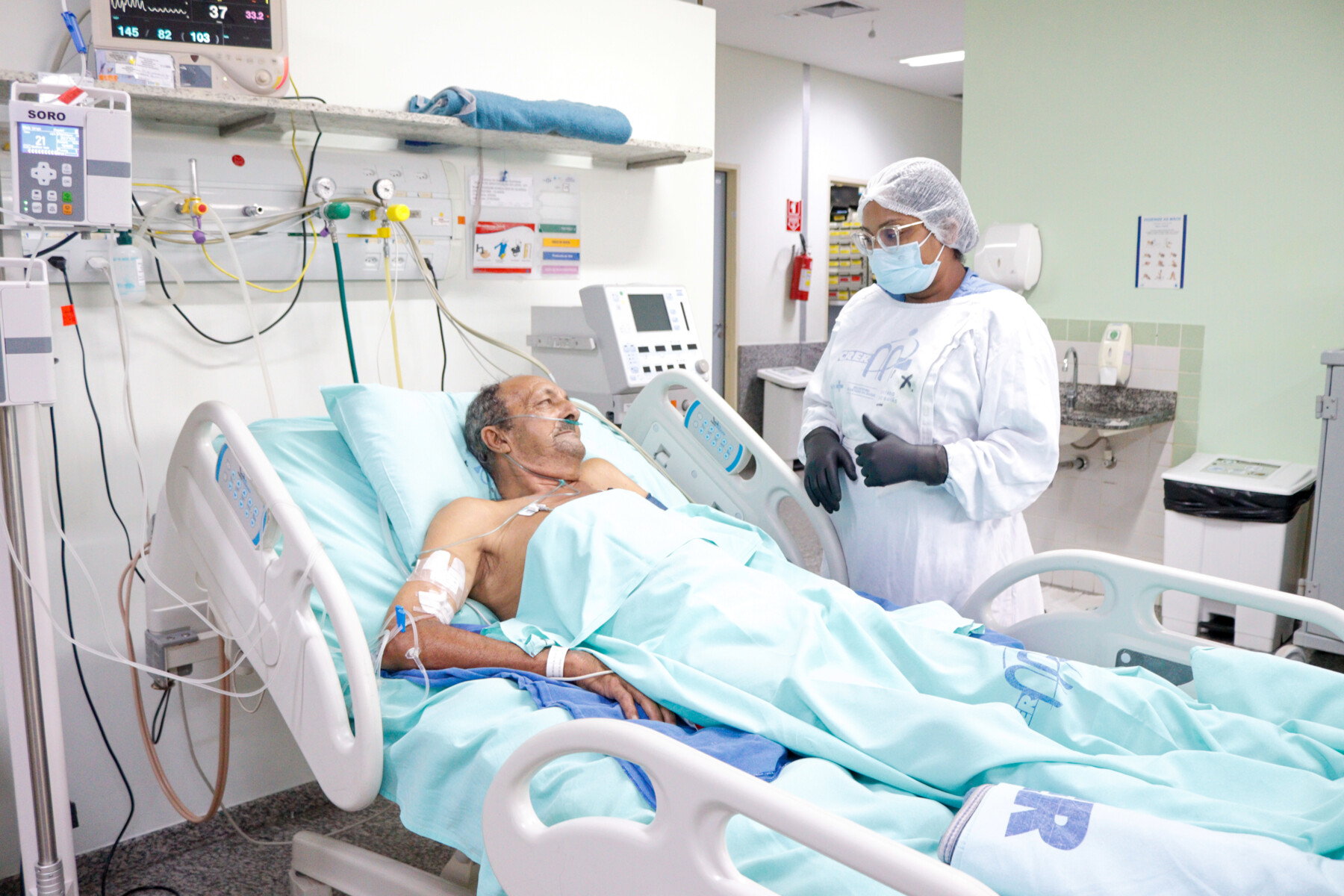 Paciente Joaquim, recebendo orientações da equipe de enfermagem da UTI do Crer.jpg